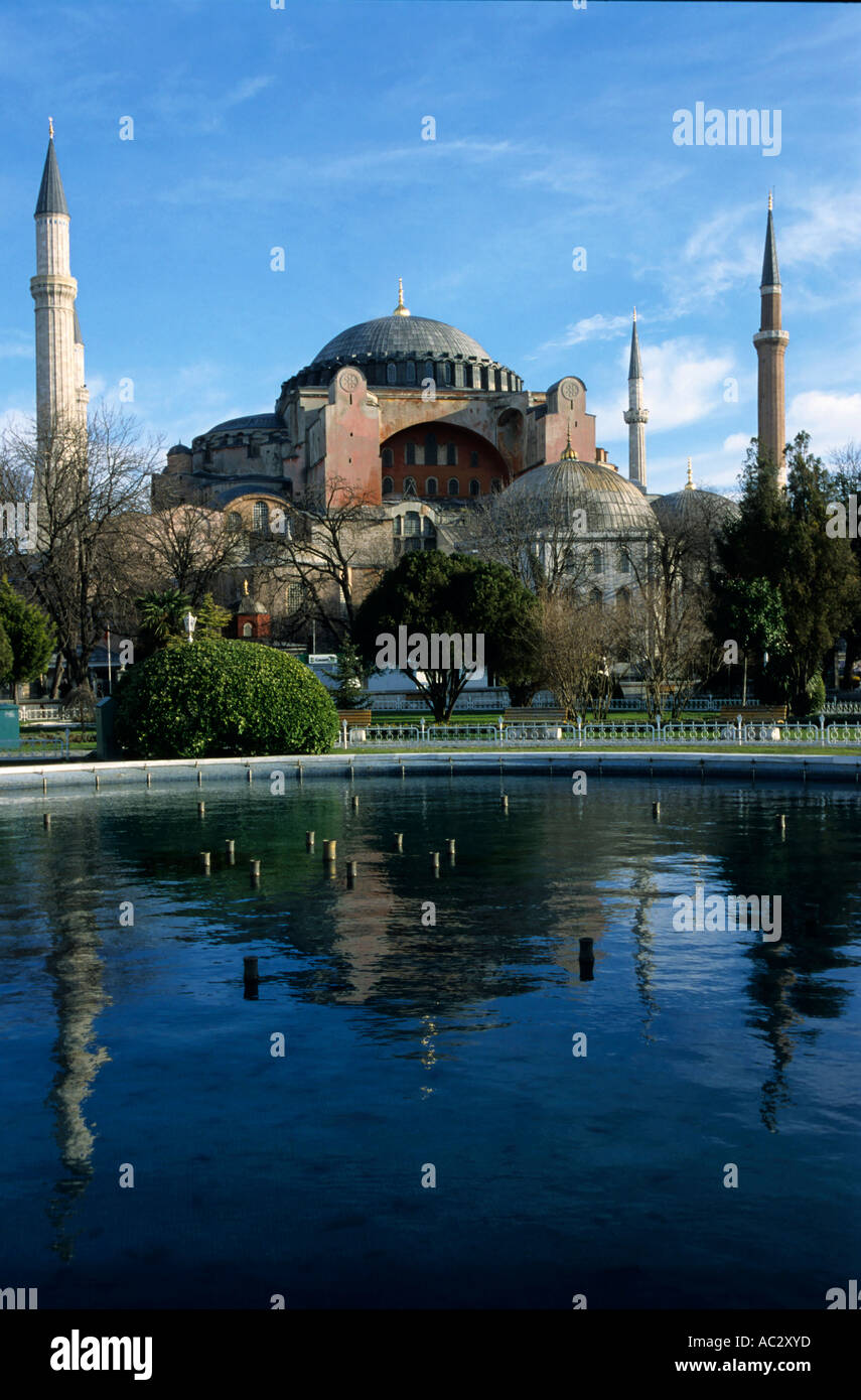 Agia Sophia, Istanbul, Turchia - basilica e la moschea visto dai giardini Foto Stock