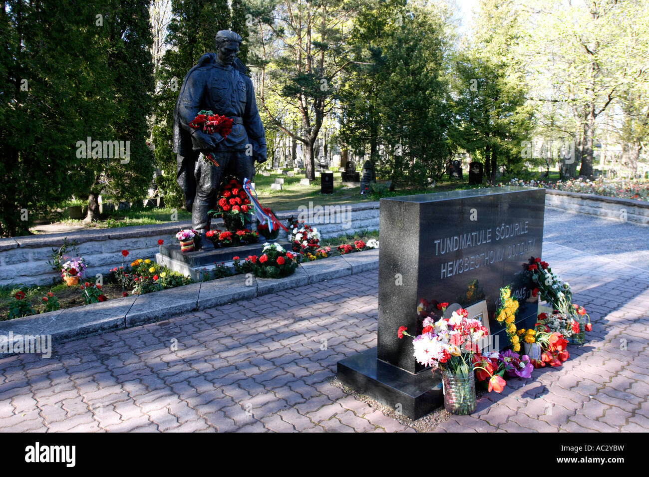 Soldato di bronzo monumento in Tallinn cimitero militare Foto Stock