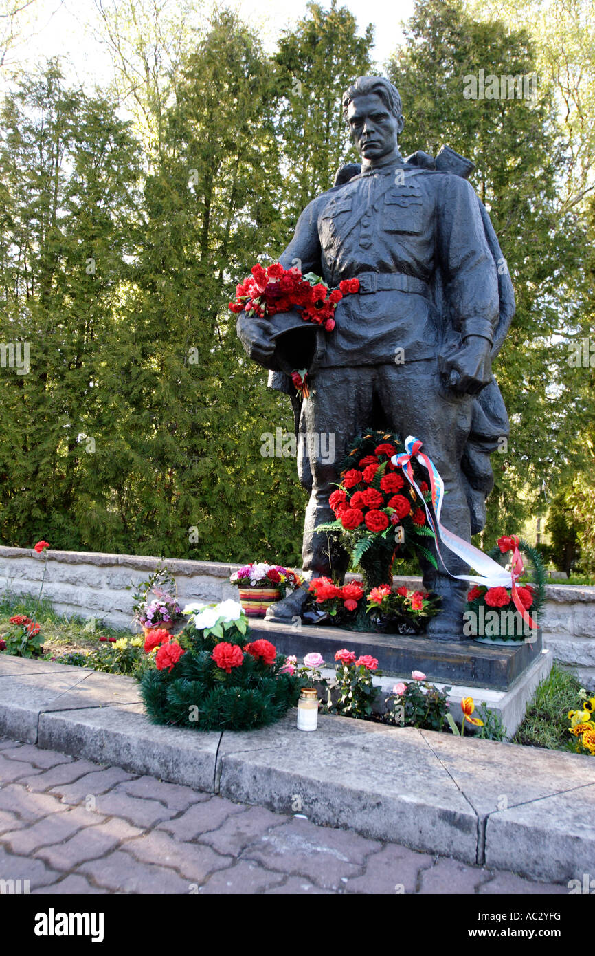 Soldato di bronzo monumento in Tallinn cimitero militare Foto Stock