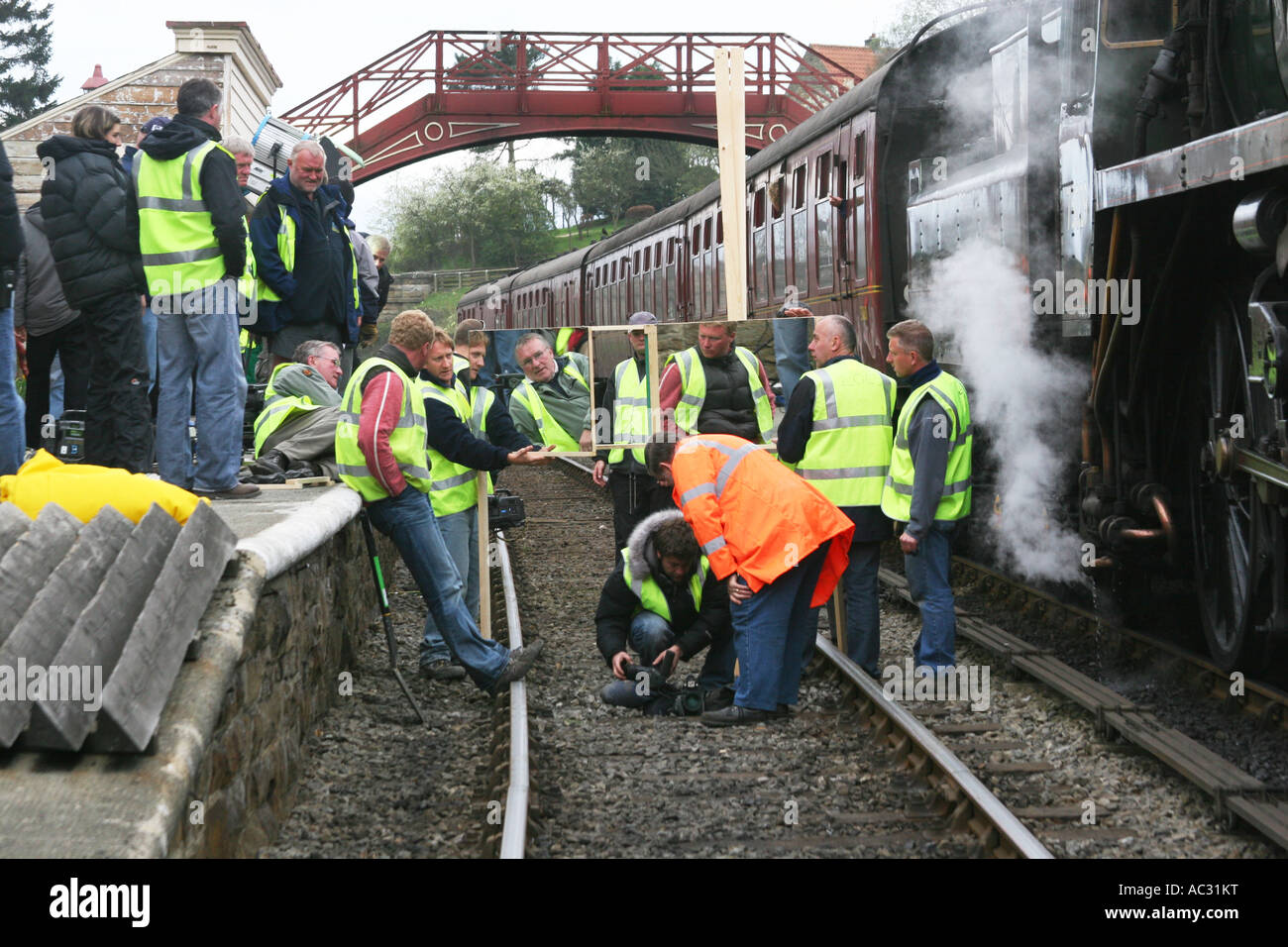 Troupe impostazione super pulita degli specchi in modo da girare scene ad angoli retti rispetto a causa di difficile posizione della fotocamera. Foto Stock