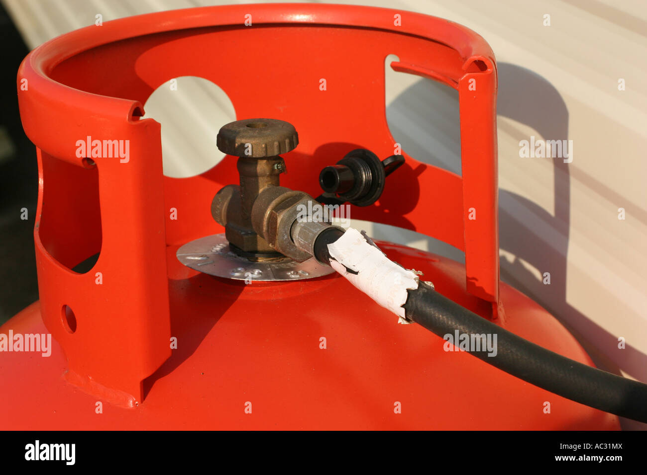 Dettaglio del gruppo valvola su un grande propano bombola di gas. Foto Stock