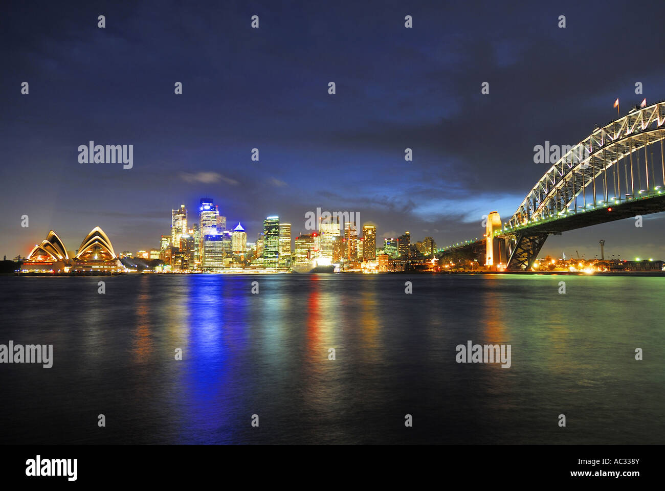 Skyline di Sydney con Opera e Harbour Bridge, Australia Nuovo Galles del Sud di Sydney Foto Stock