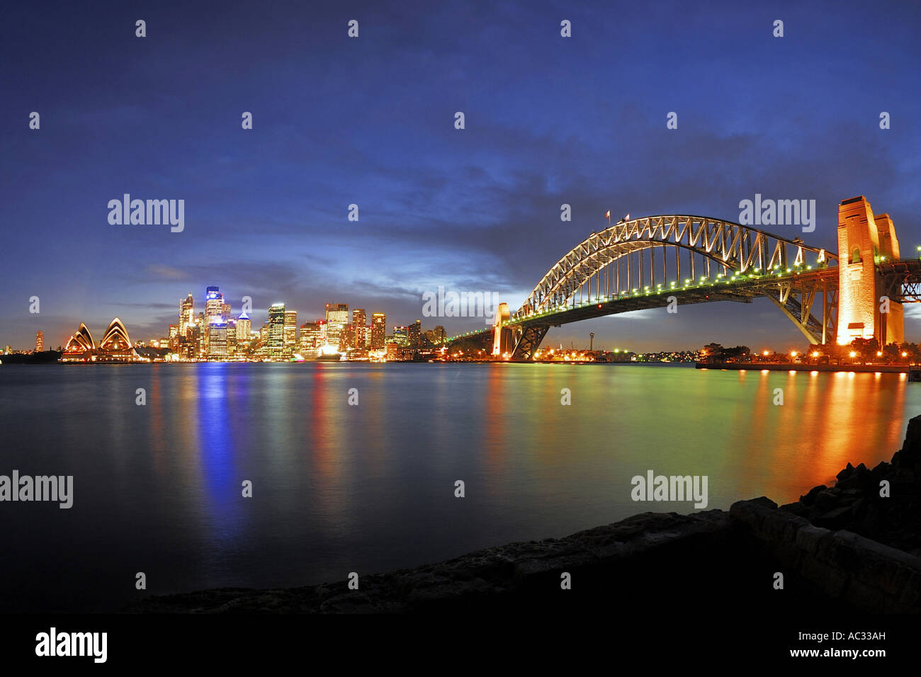 Skyline di Sydney con Opera e Harbour Bridge. più ampia di lunga span bridge nel mondo, Australia, Nuovo Galles del Sud di Sydney Foto Stock