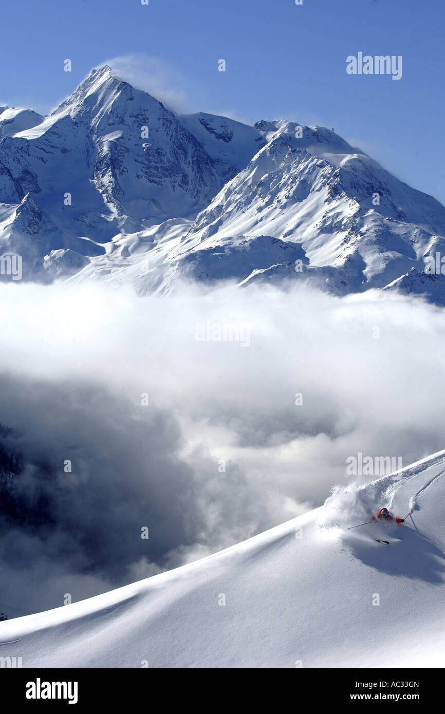 Sciare a La Rosire ski resort, in background mountain Mont Pourri, Francia, Alpi della Savoia Foto Stock
