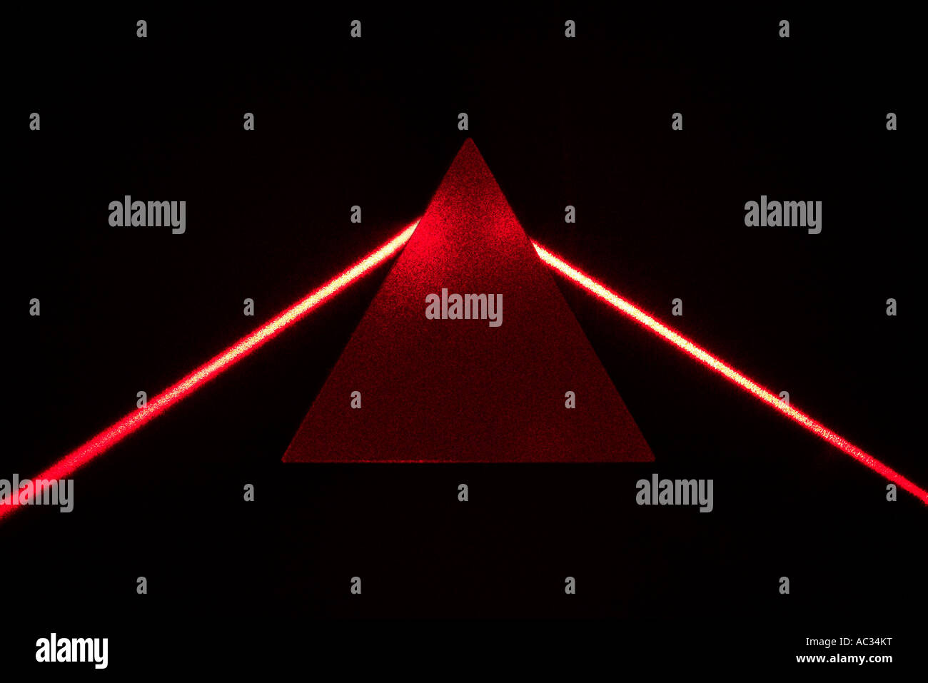 Prisma equilatero deviare il raggio laser rosso Foto Stock