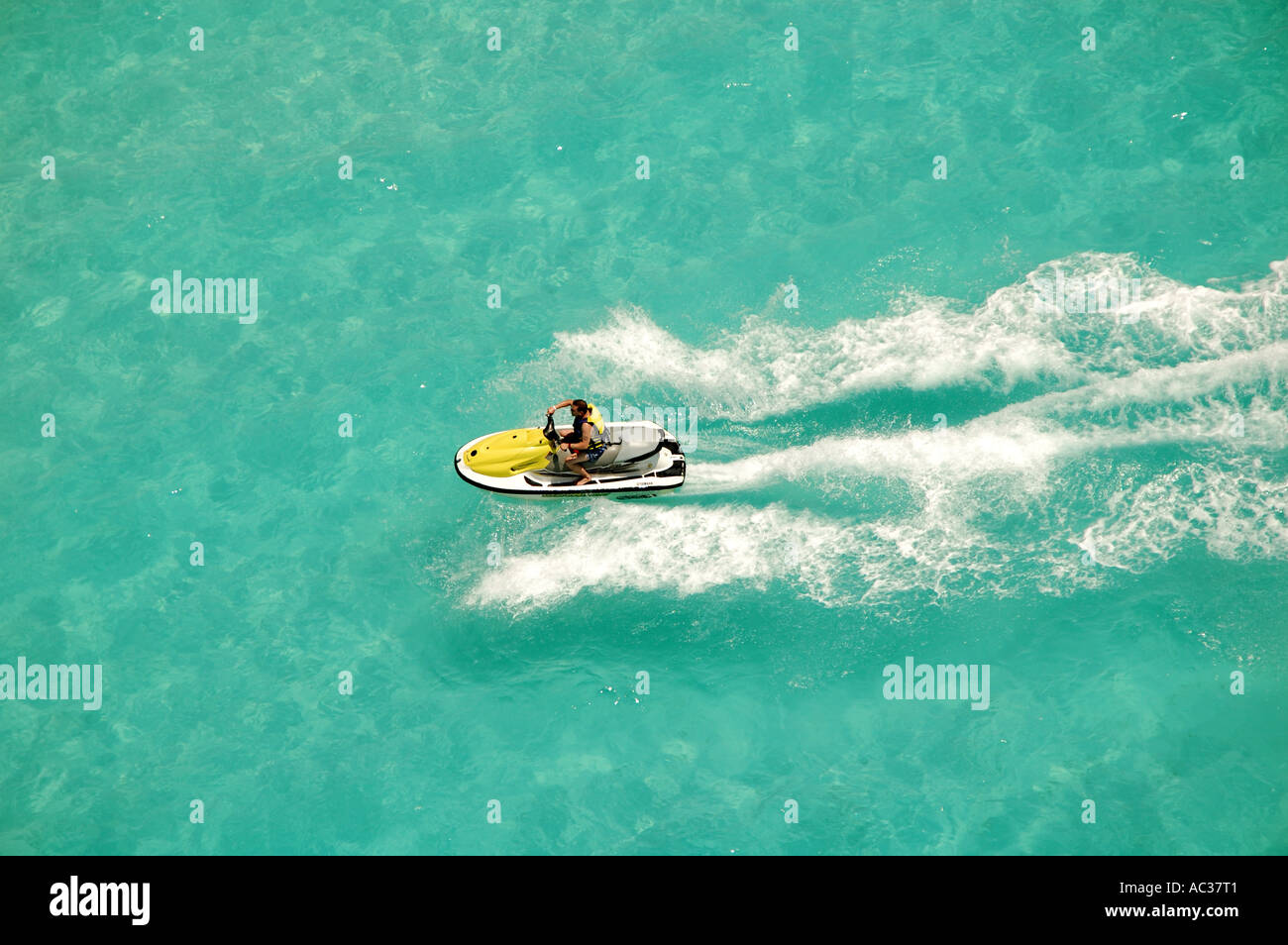Un jet ski viaggia sulle acque del Golfo del Messico a Playa del Carmen, Messico. Foto Stock