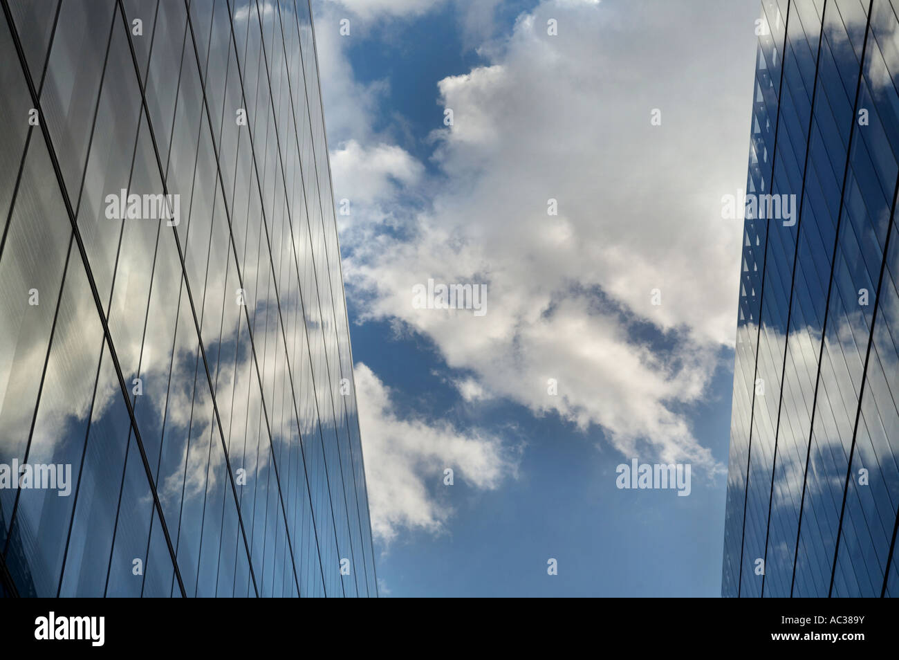 Ufficio di vetro la costruzione di finestre e le nuvole nel cielo Foto Stock