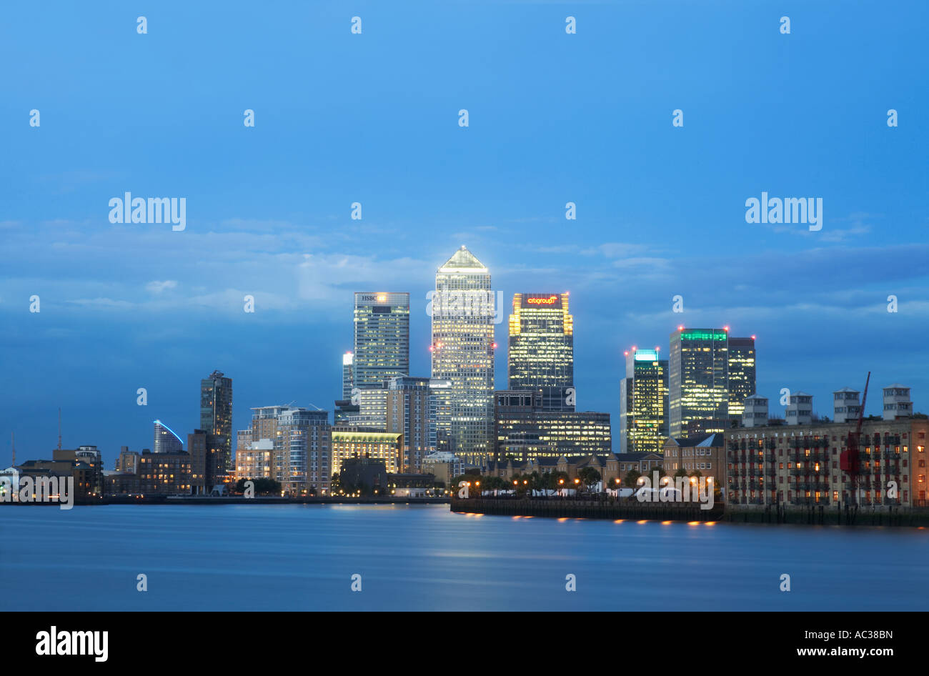 Canary Wharf skyline al tramonto nei Docklands Londra REGNO UNITO Foto Stock