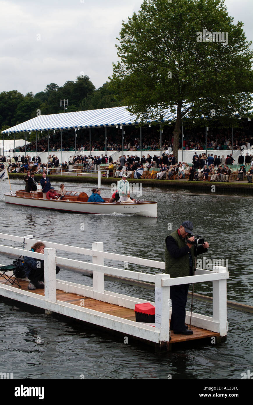 La barca di arbitri a Henley Regatta Foto Stock