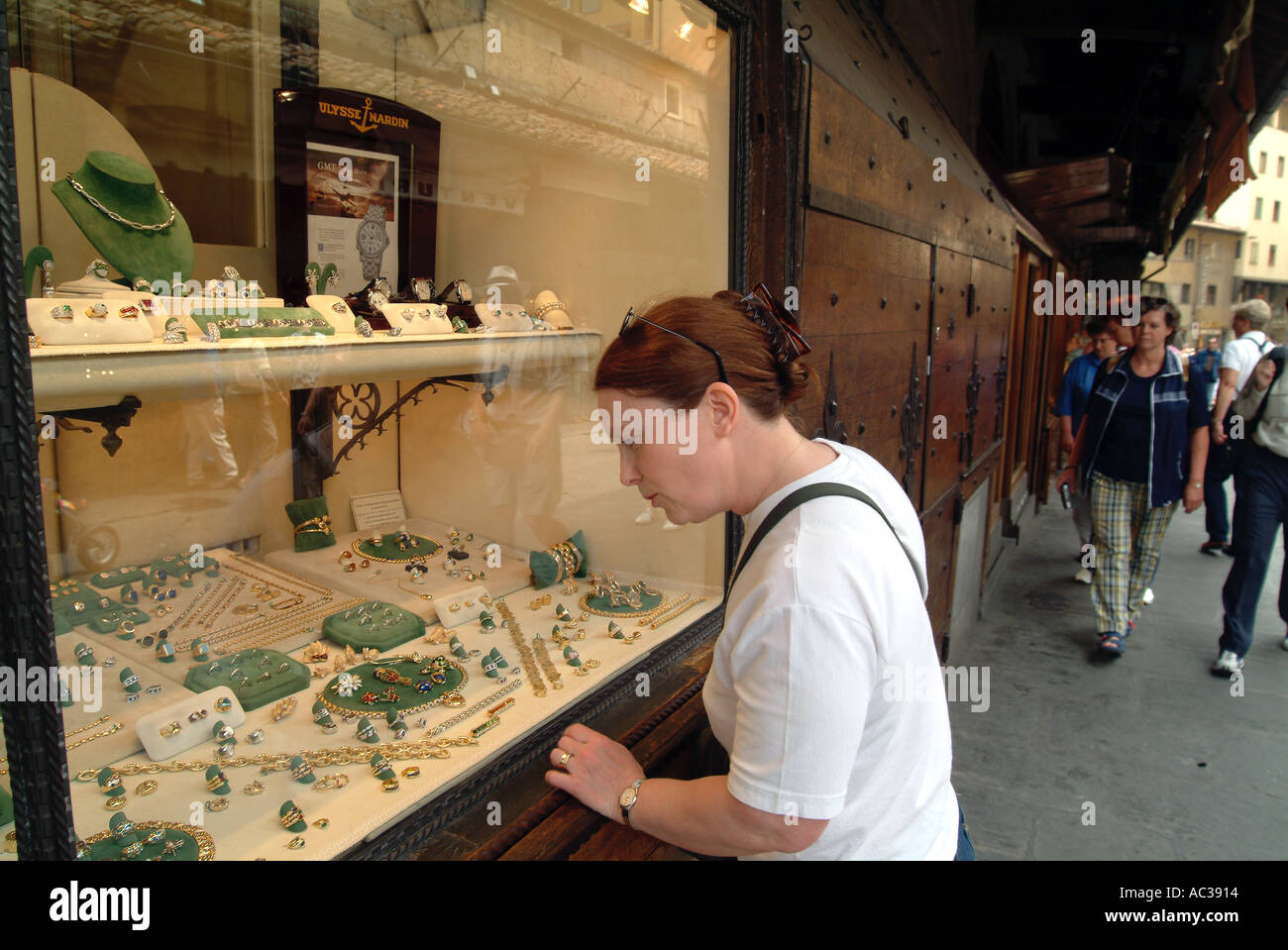 Window Shopping sul Ponte Vecchio a Firenze Italia Foto Stock