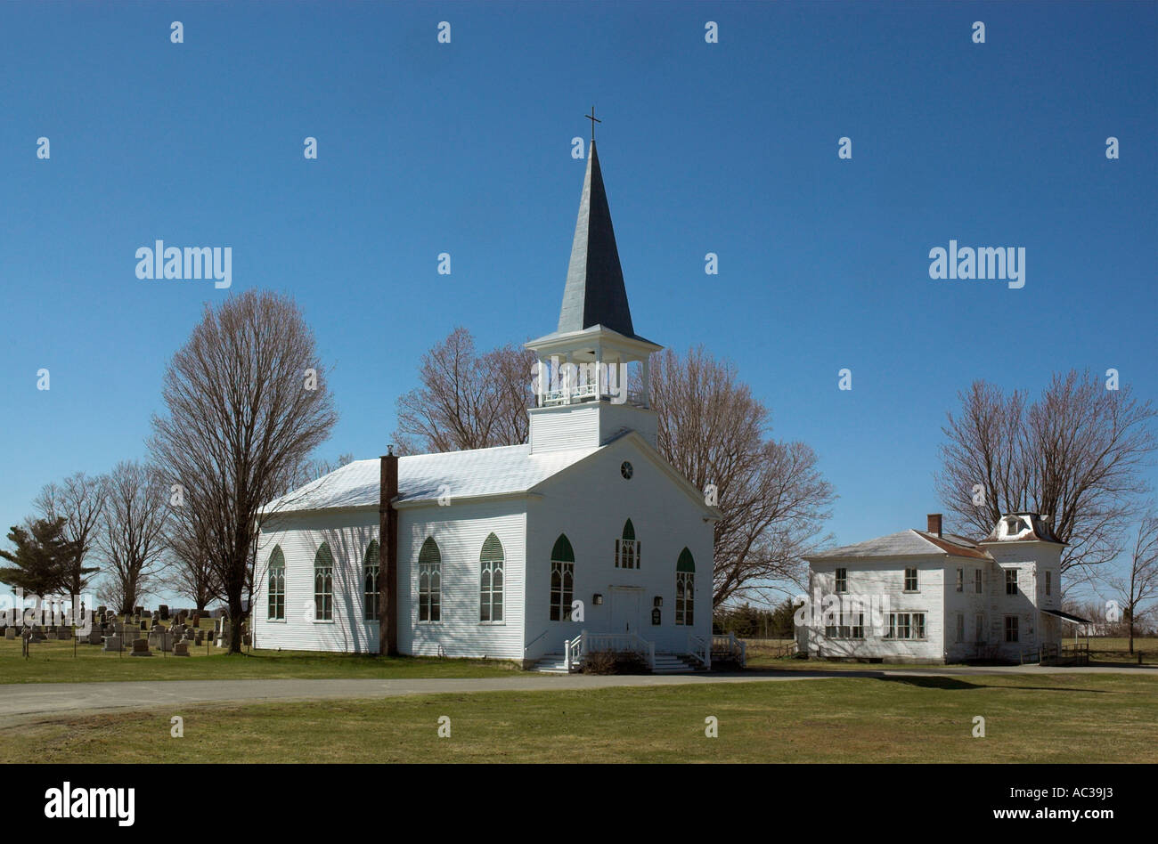 La chiesa e la canonica in un affascinante villaggio di Hartley in Eastern Townships Quebec Foto Stock