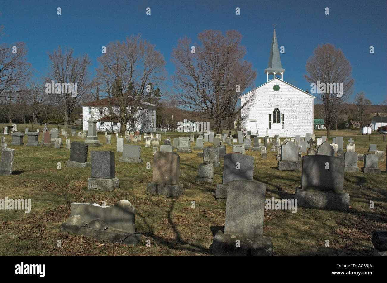 La chiesa e cimitero in un affascinante villaggio di Hartley in Eastern Townships Quebec Foto Stock