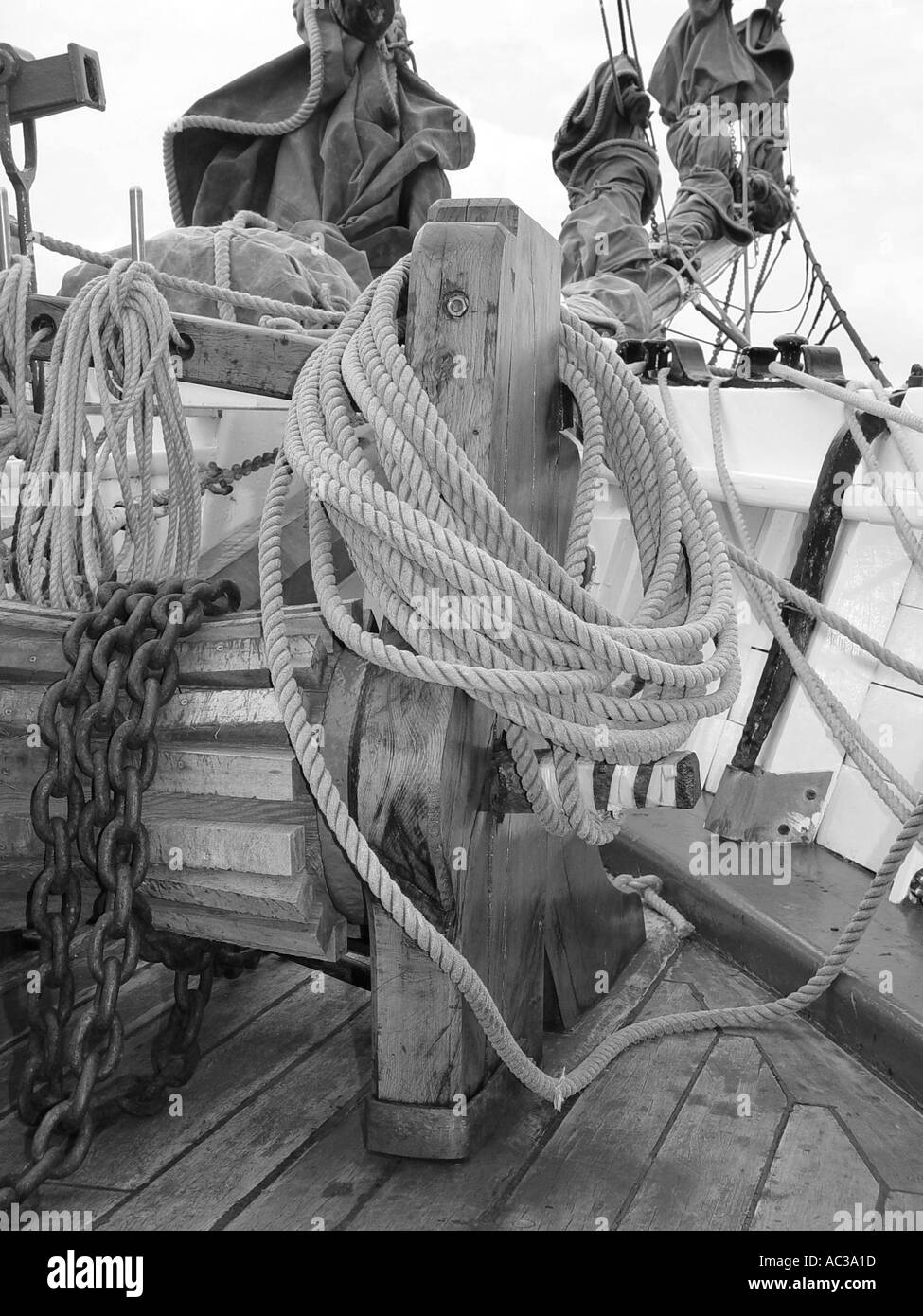 Corde sulla nave a vela Kathleen e può essere ormeggiata presso la Baia di Cardiff Galles del Sud GB UK 2003 Foto Stock