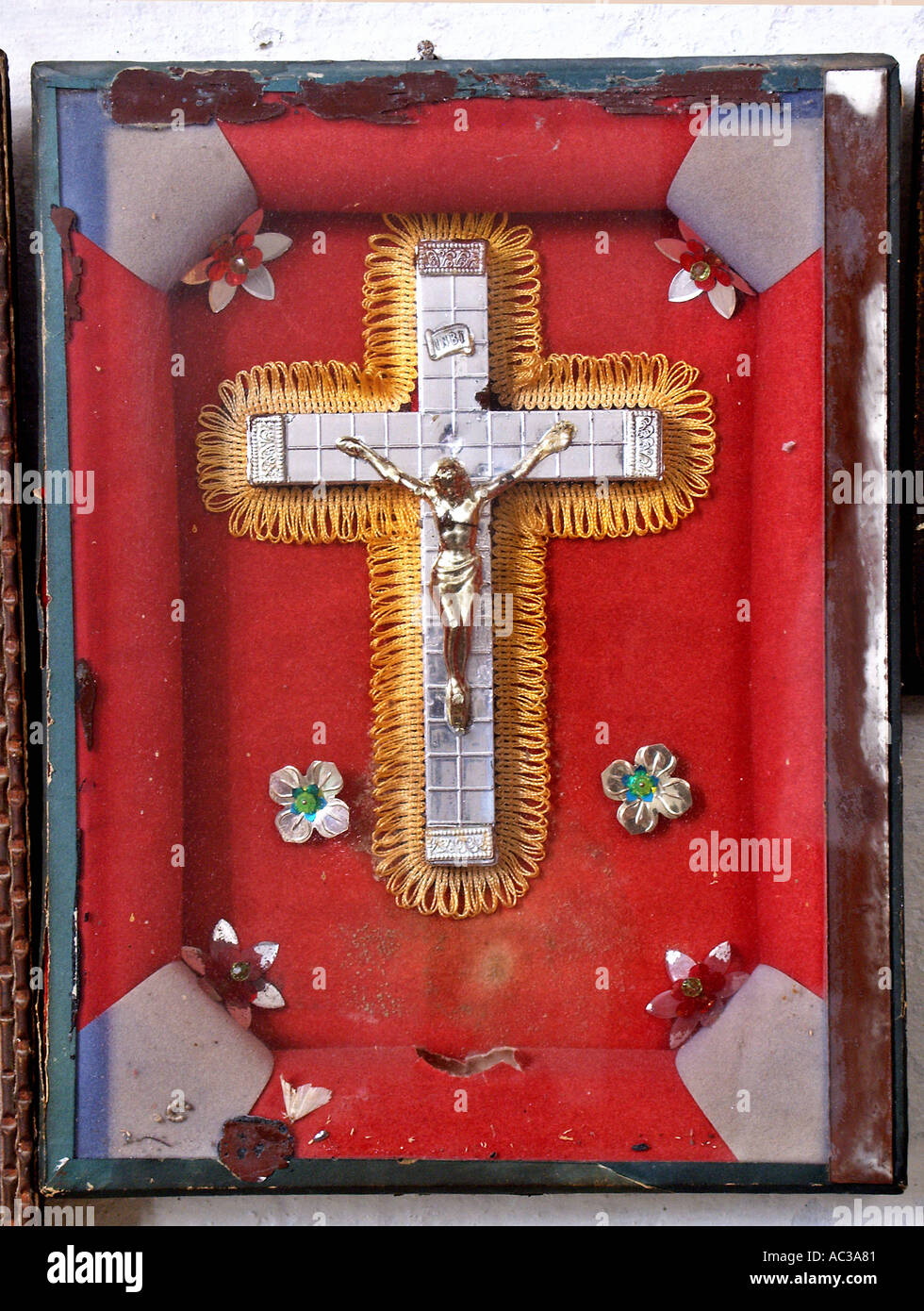 Crocifissione croce d'argento in caso rosso vecchia chiesa di creta Krete isola Grecia Foto Stock