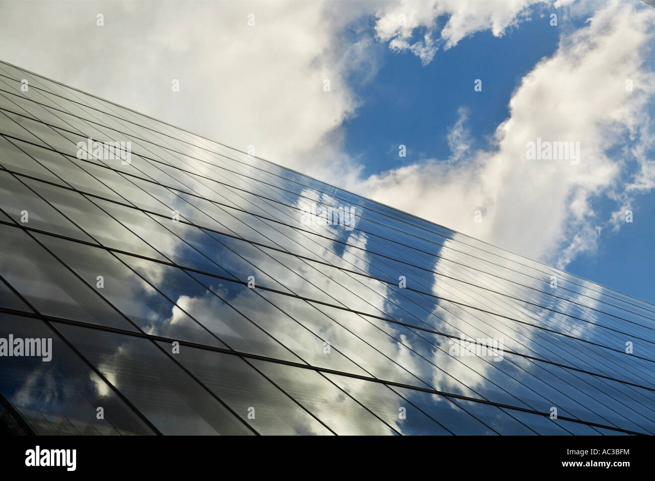 Ufficio di vetro la costruzione di finestre e le nuvole nel cielo Foto Stock