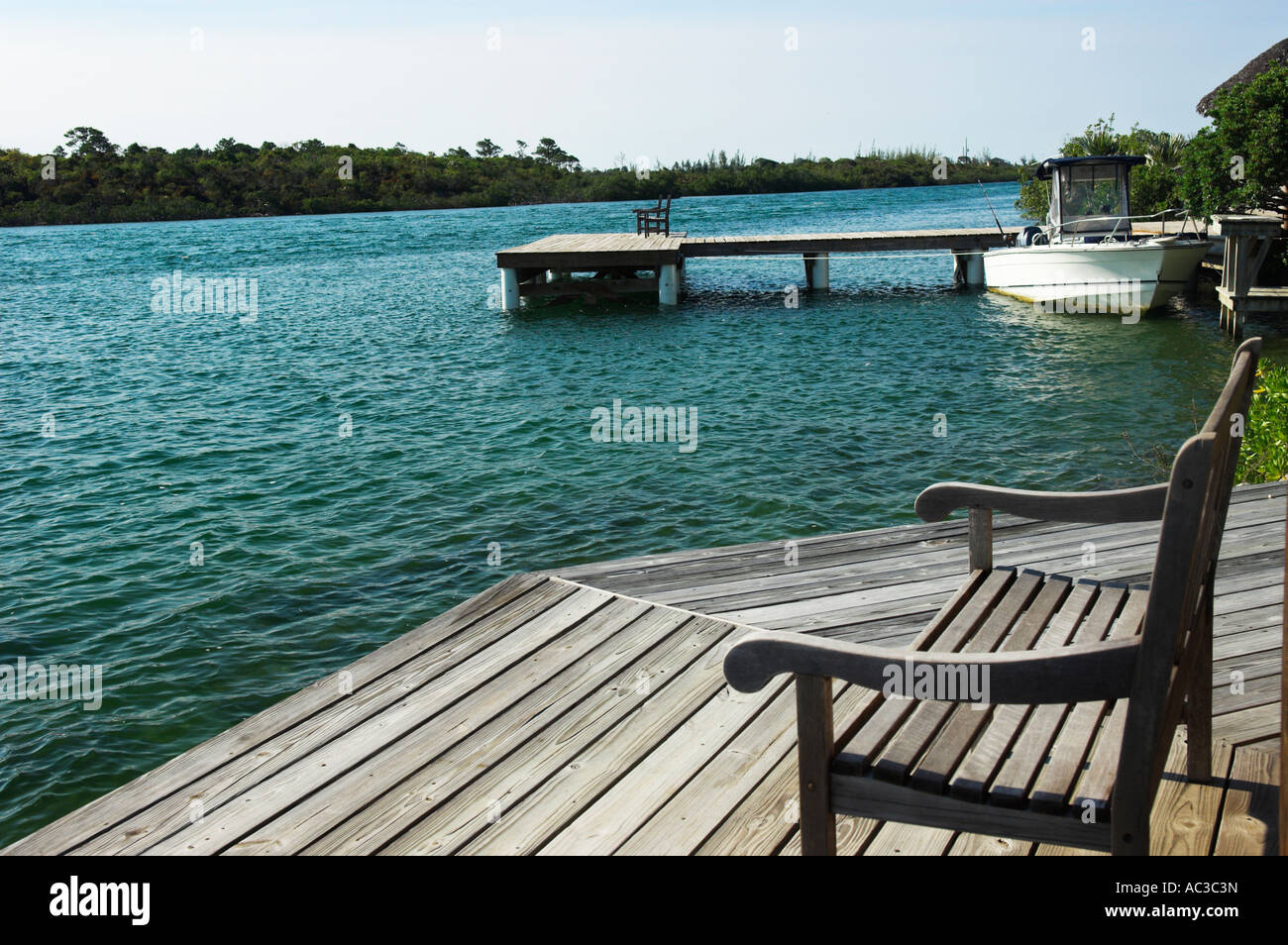 Dock in legno deck e sedile su Stafford Creek Andros Isola Bahamas Foto Stock