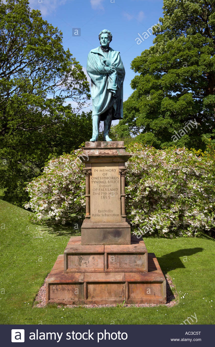 Statua dell'avvocato inglese Onesiphorus Tyndall Bruce, 1790-1855, Falkland, Scozia Foto Stock