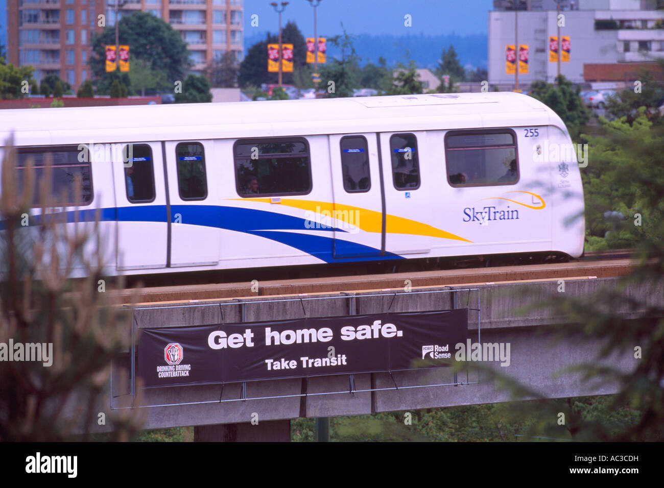 Arrivare a casa sicuro su Skytrain sistema di transito Burnaby, British Columbia Canada Foto Stock