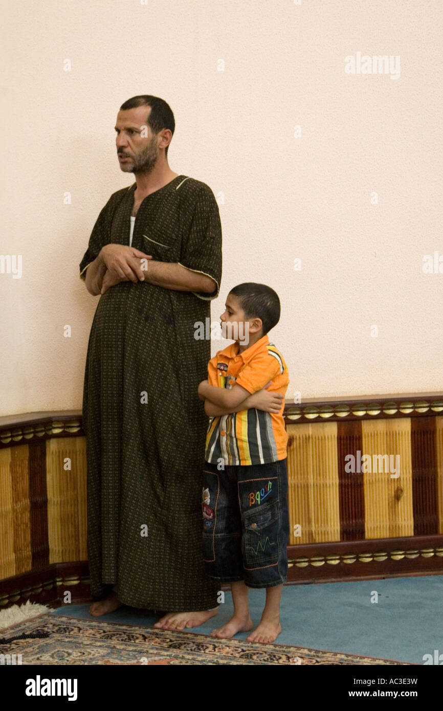 Tripoli, Libia. Pregando il Padre e il figlio. Foto Stock