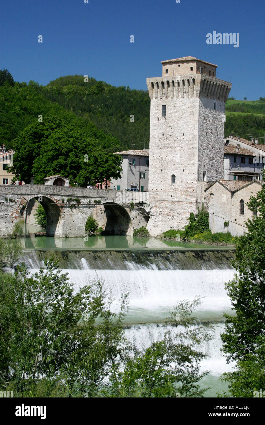 Sassoferrato il ponte e la cascata nel Le Marche Italia Foto stock - Alamy