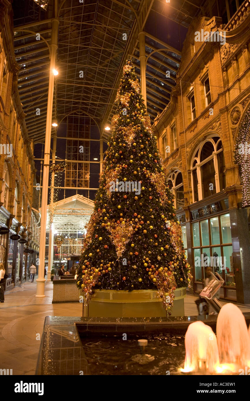 Albero di natale,Fontana,County Arcade,decorate,ninnolo,UK,GB, Foto Stock