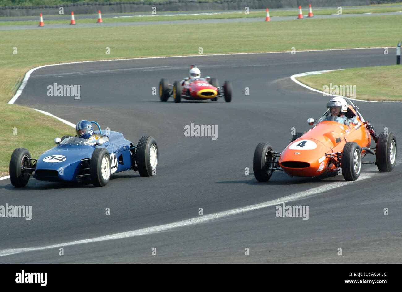 Caravelle MkIII e Terrier MkIV Formula Junior Racing Cars ad Oulton Park Motor Racing circuito Cheshire England Regno Unito Foto Stock