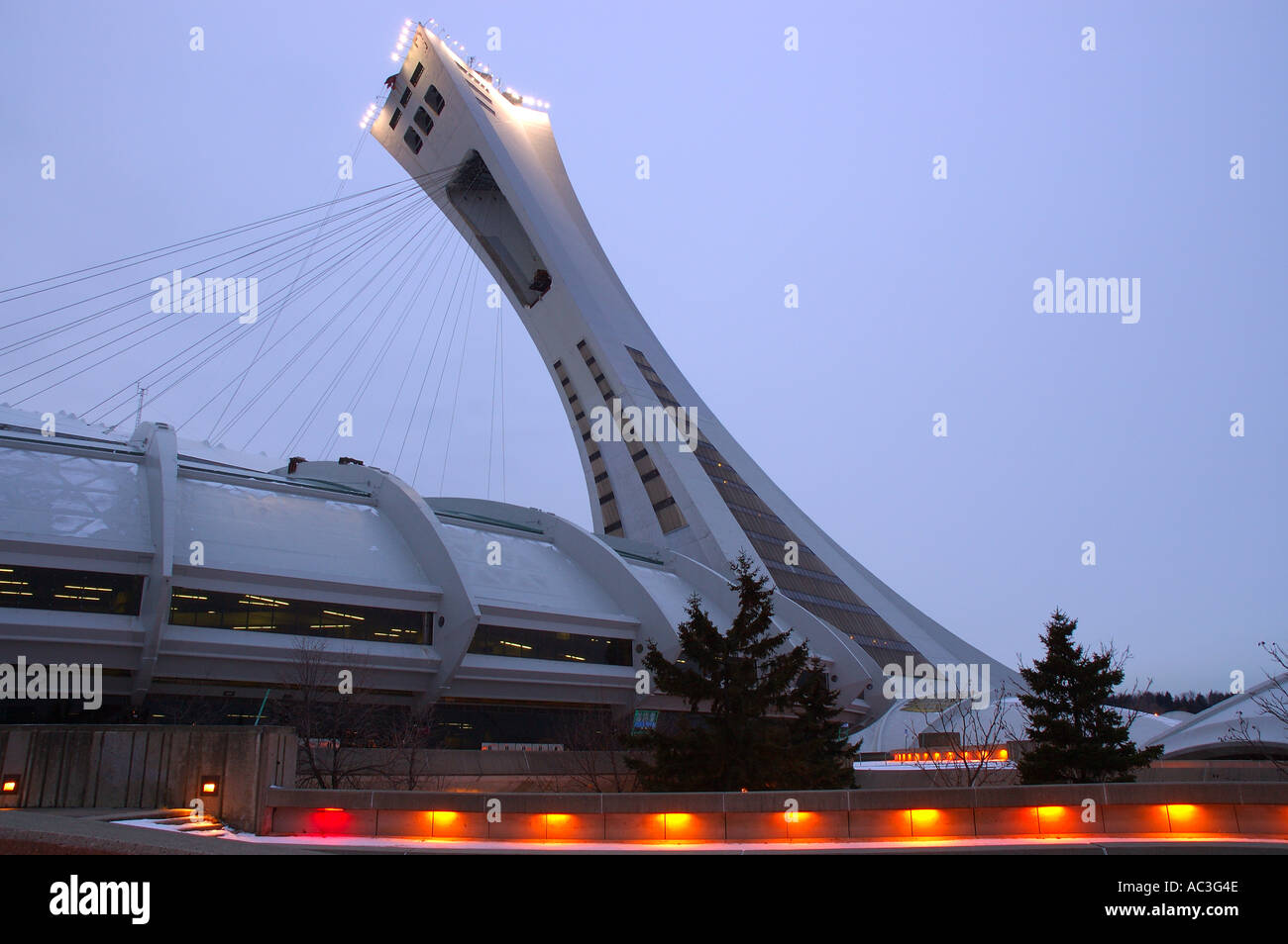 Montreal Olympic Park Stadium al crepuscolo Foto Stock