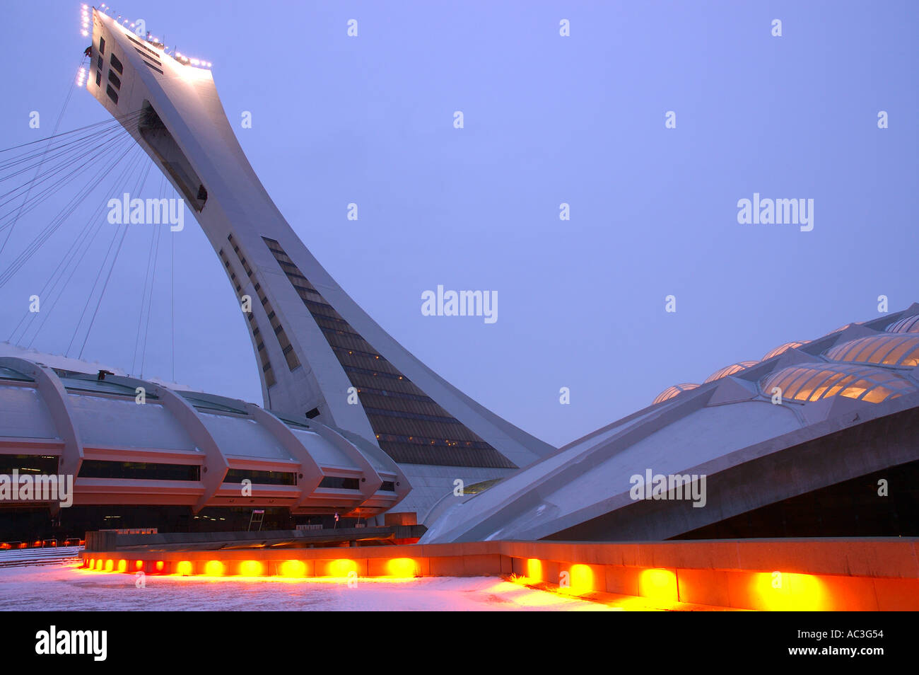 Montreal Olympic Stadium e Torre Biodome al crepuscolo Foto Stock