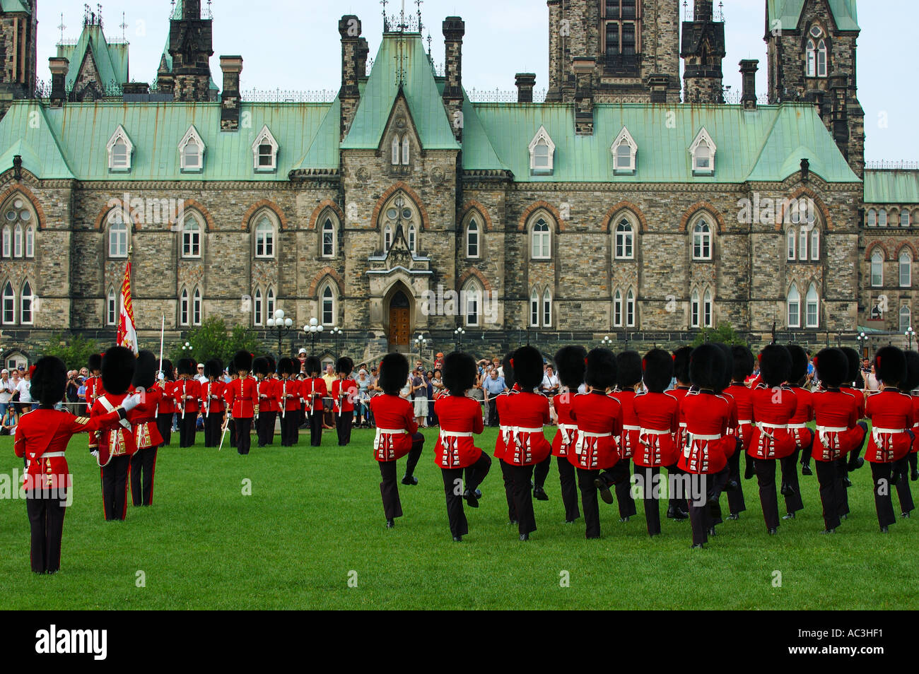 Red uniformata governatore Generals foot stomping protezioni di attenzione in cambio della guardia a Parliament Hill Ottawa in Canada Foto Stock