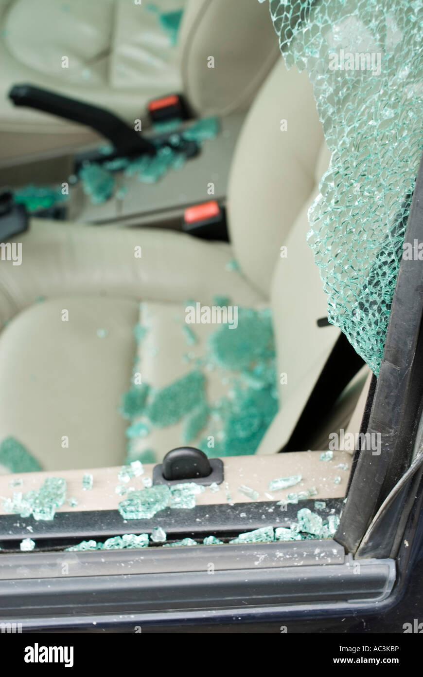 Saab 9000 con la rottura di un vetro passeggero dopo il tentato furto Foto Stock