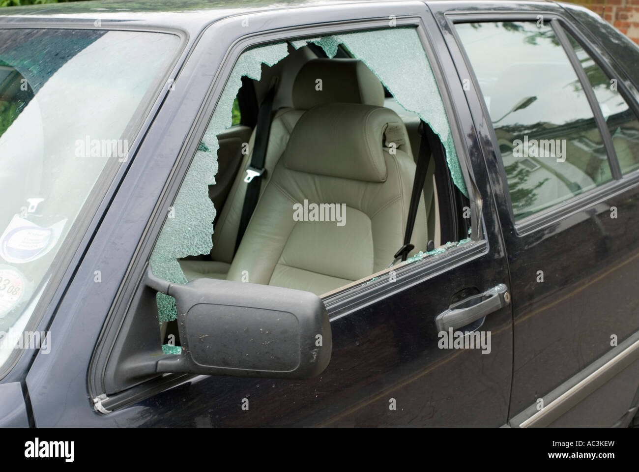 Saab 9000 con la rottura di un vetro passeggero dopo il tentato furto Foto Stock