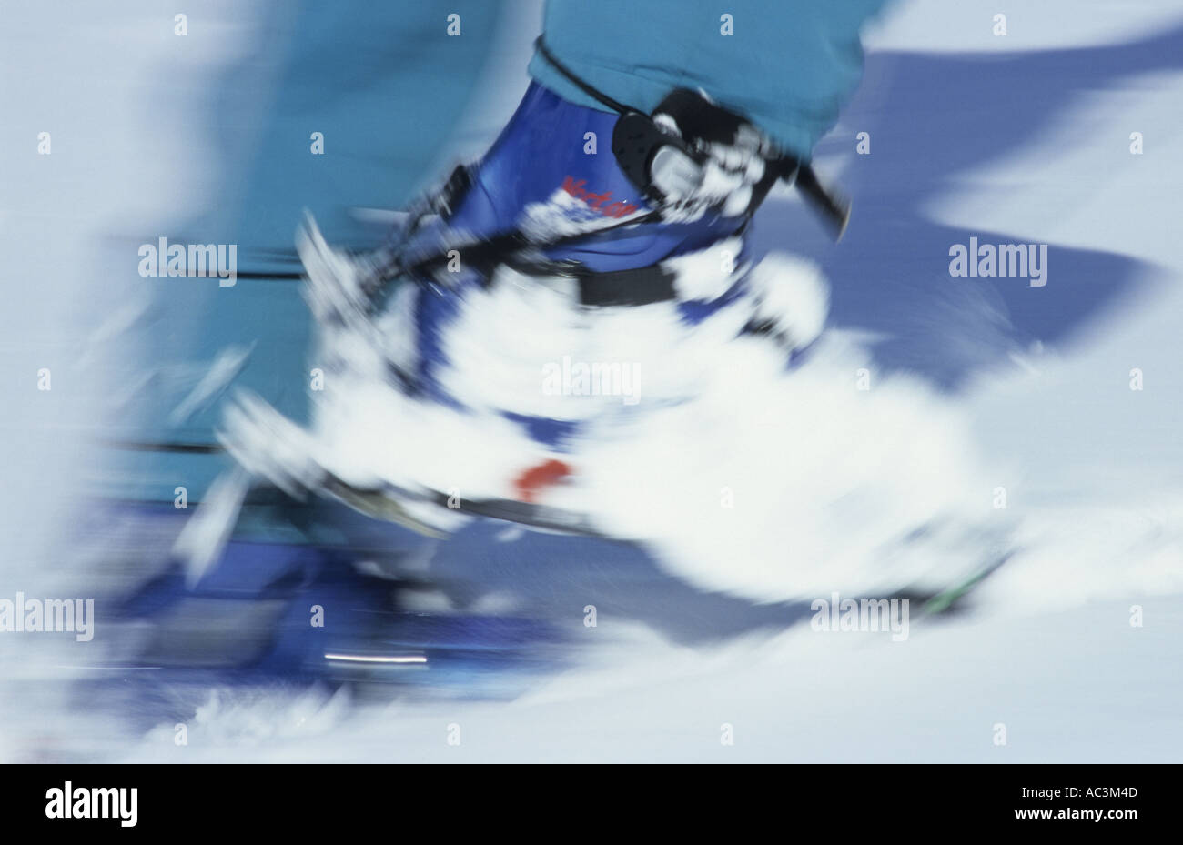 Chiusura del movimento di scarponi un tour sciatore Foto Stock