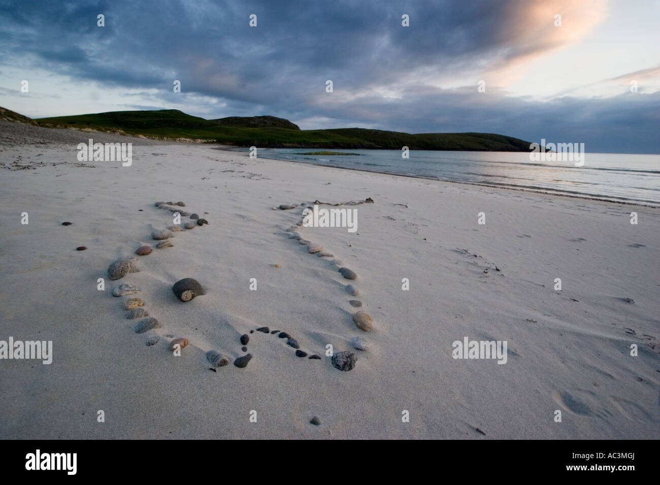 La spiaggia orientale dell'istmo su Vatersay, il più meridionale isola abitata dell'Wetern isole al largo della costa occidentale della Scozia. Vatersay è legato alla barra da un veicolo Causeway. C'è un campeggio e un bagno pubblico sulla spiaggia occidentale sulle dune di sabbia, con splendide vedute della baia e la spiaggia di sabbia bianca immacolata. La baia orientale è stato il sito del tragico naufragio del Annie Jane nel 1853, dove 350 immigrati da Liverpool a Québec sono morti e sono stati sepolti nelle dune. Foto Stock