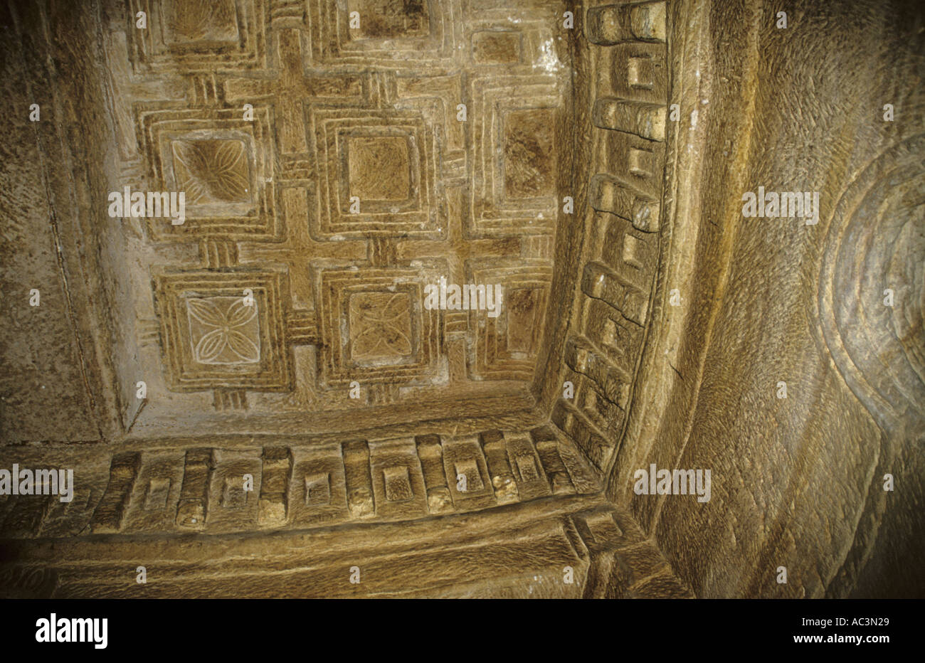 Riccamente intagliati soffitto a cassettoni del Medhane Alem Kesho uno di roccia scavate le chiese del Tigray in Etiopia Foto Stock