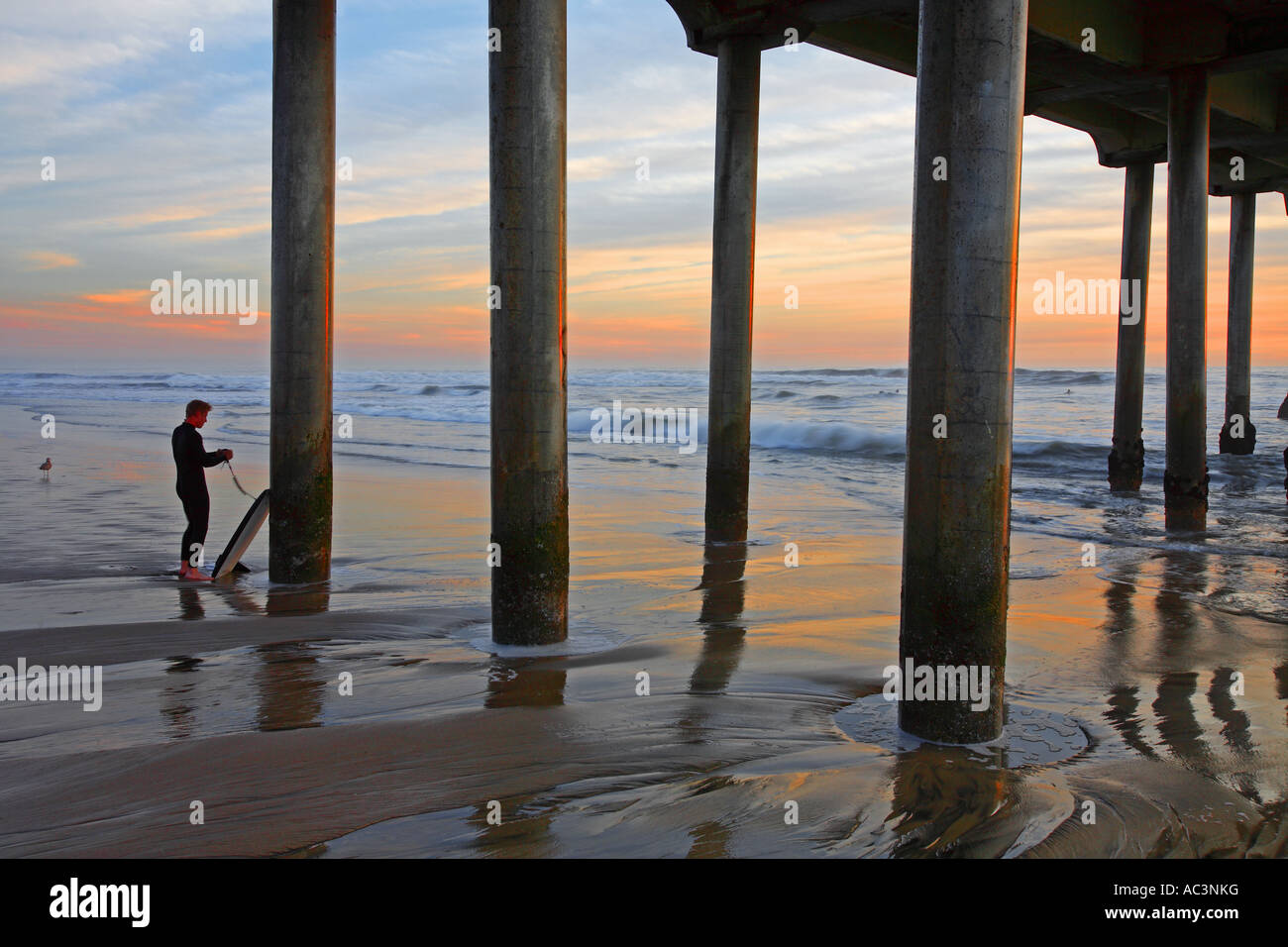 Corpo Boarder sotto il Hunington Beach Pier Hunington Beach Orange County in California Stati Uniti MR Foto Stock