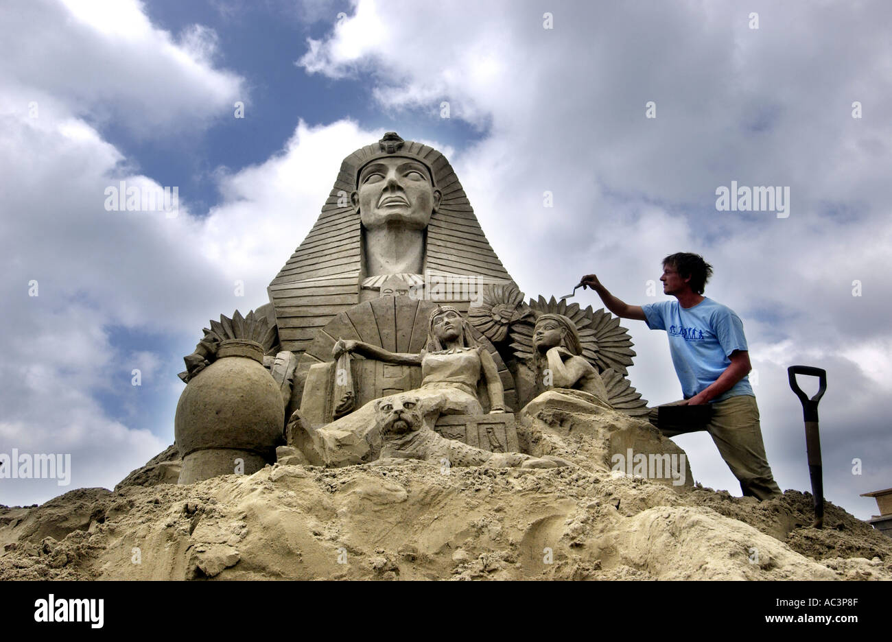 Uno scultore di sabbia crea Cleopatra sul lungomare di Brighton Foto Stock