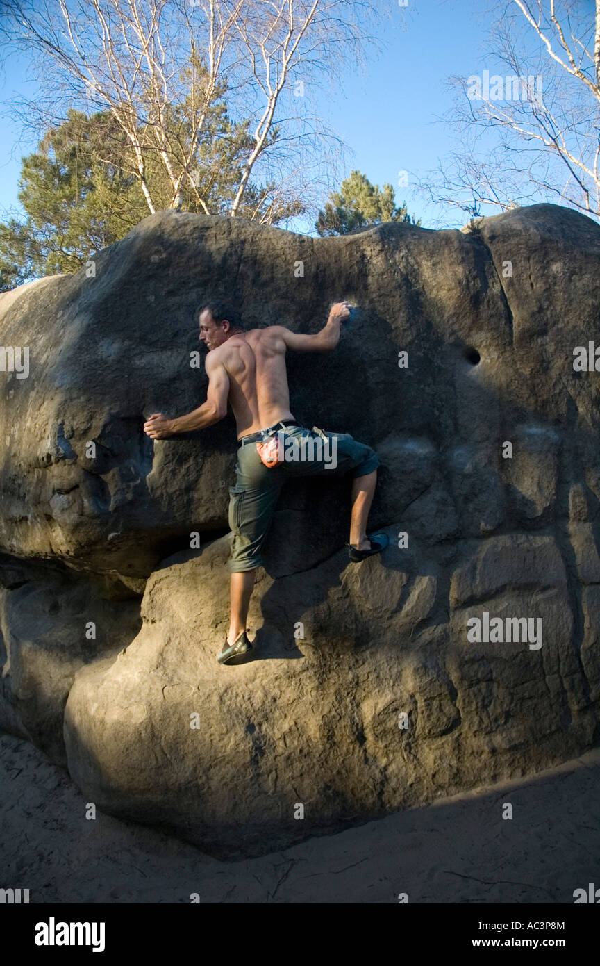 Bouldering in Fontainebleau Francia Foto Stock