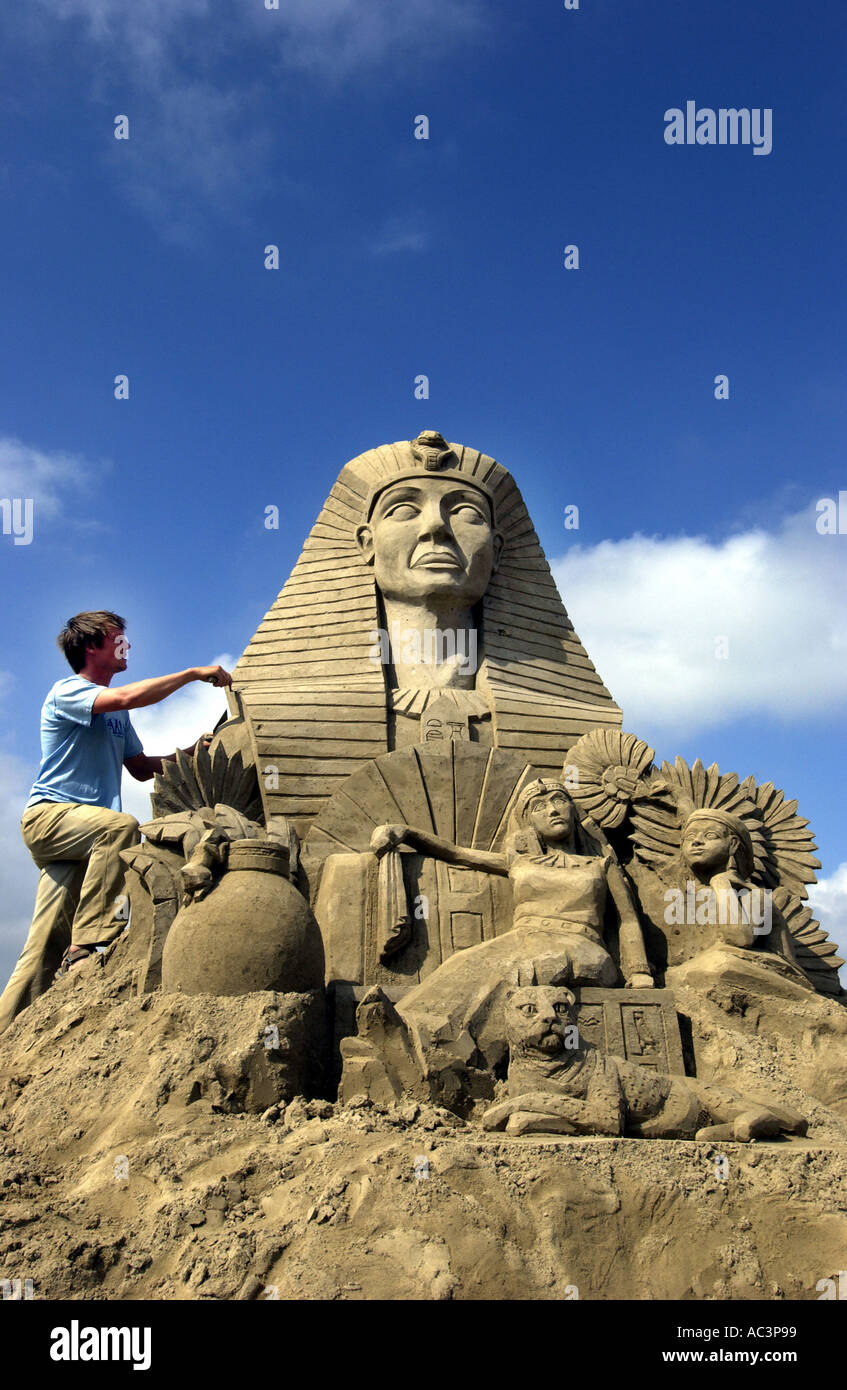 Le Sabbie del Tempo uno scultore di sabbia crea Cleopatra sul lungomare di Brighton Foto Stock