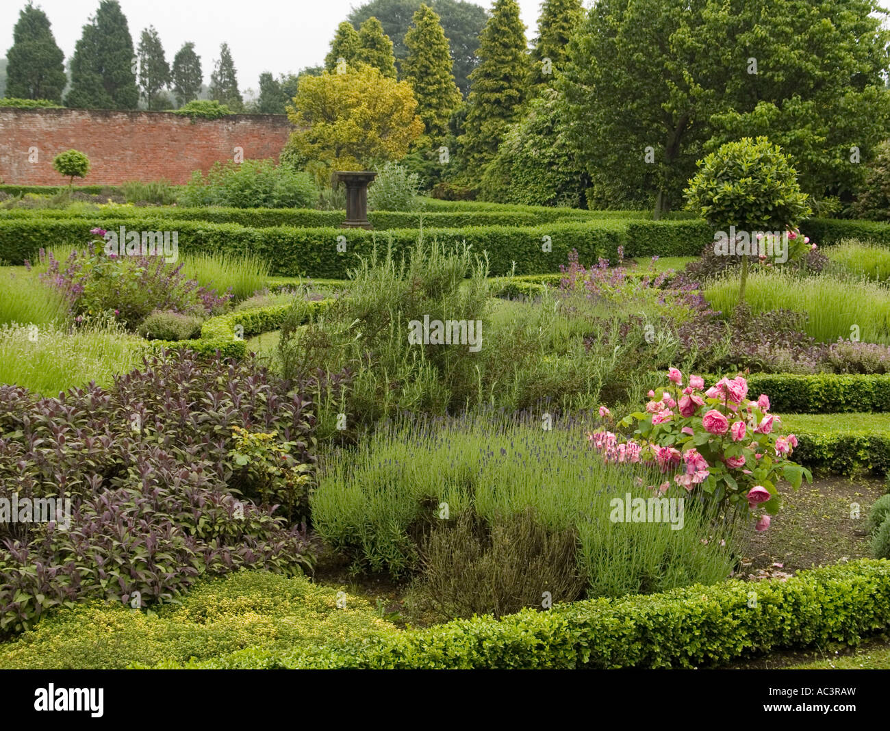 Il bel tempo primaverile giardini presso il Newstead Abbey nel Nottinghamshire, Regno Unito Foto Stock