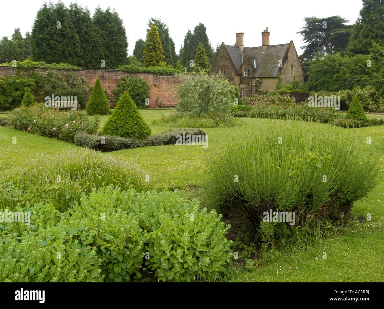 Un cottage e i giardini di Newstead Abbey nel Nottinghamshire, Regno Unito Foto Stock