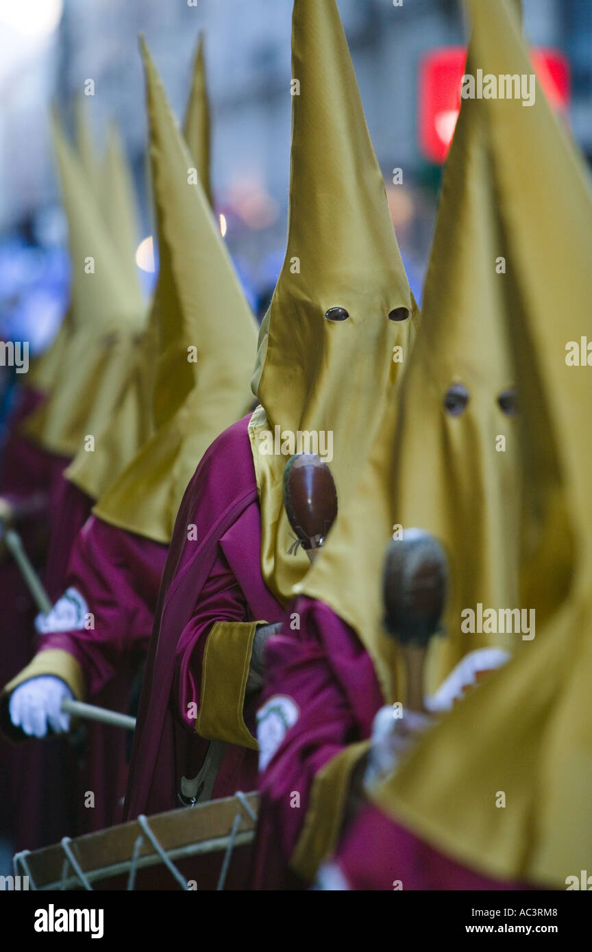 I penitenti incappucciati di tamburi, Pasqua processione religiosa, Semana Santa, la Settimana Santa, Bilbao, Spagna. Foto Stock