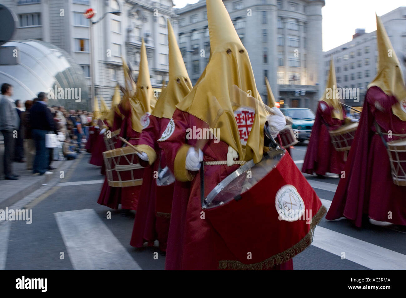I penitenti di tamburi, Pasqua processione religiosa, Semana Santa, la Settimana Santa, Bilbao, Spagna. Foto Stock