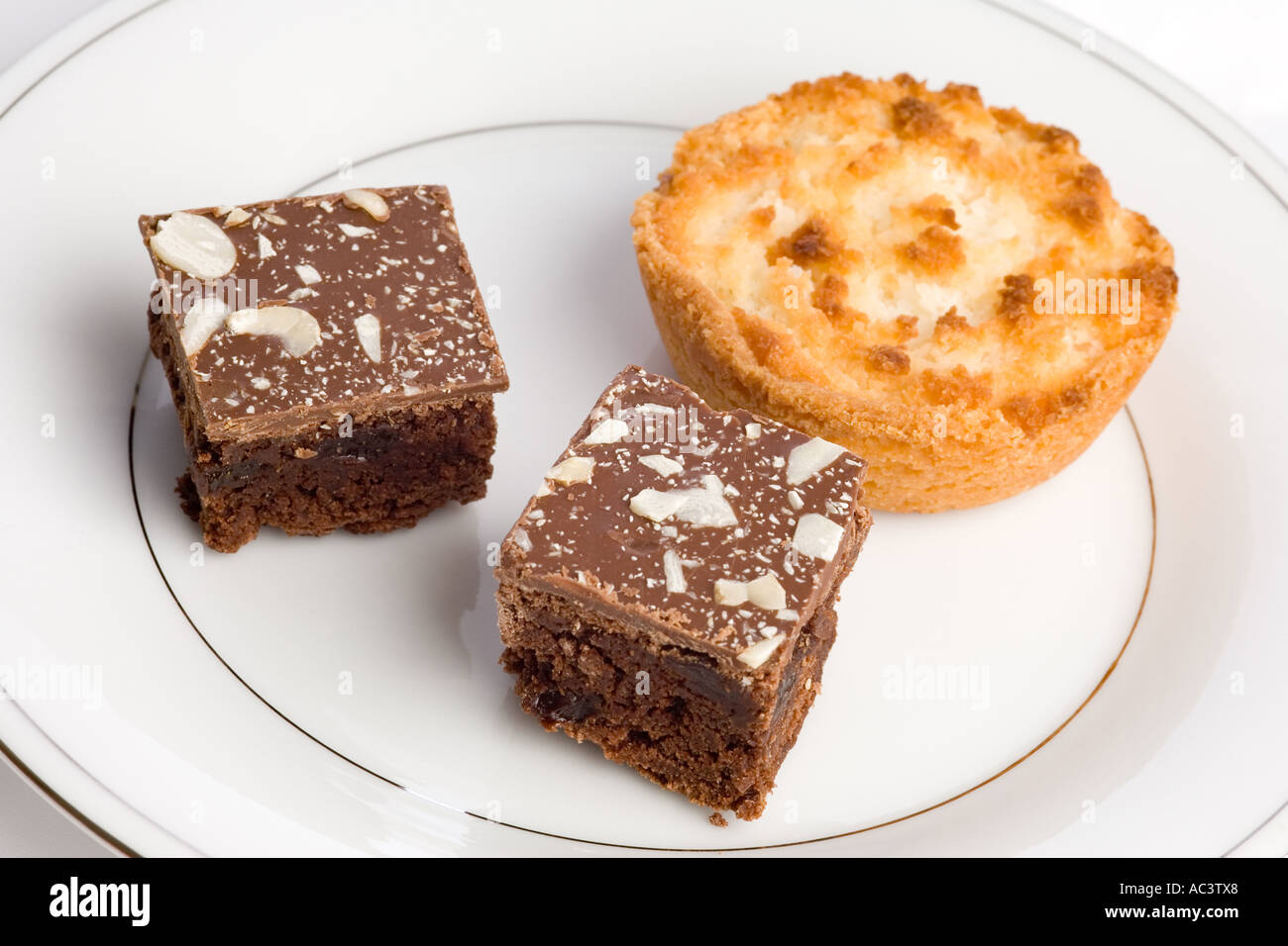 Salsa al cioccolato brownies e noce di cocco tart torta Foto Stock