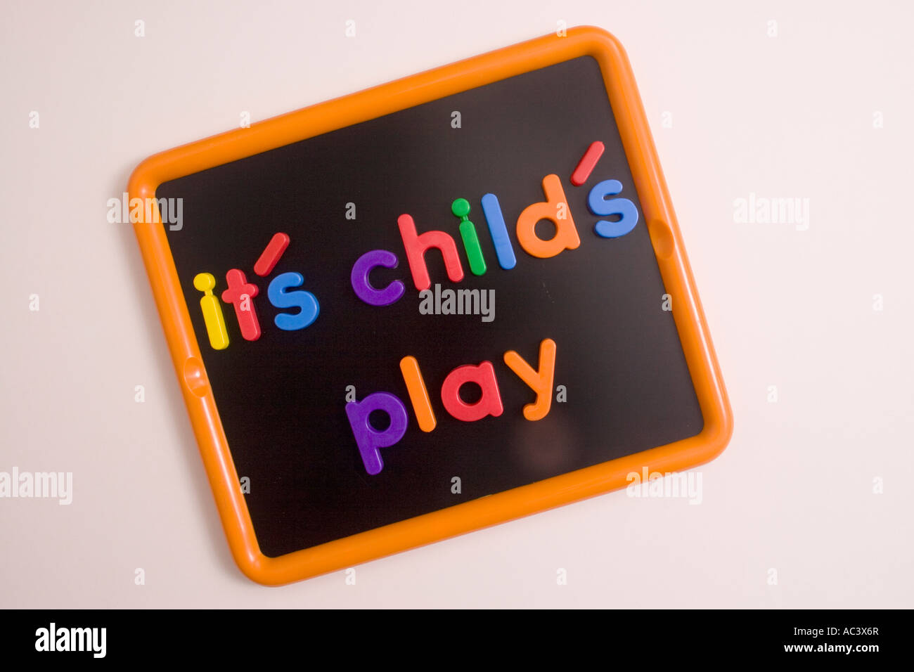 È un gioco da ragazzi, scritta con le lettere magnetiche per bambini di  Blackboard Foto stock - Alamy