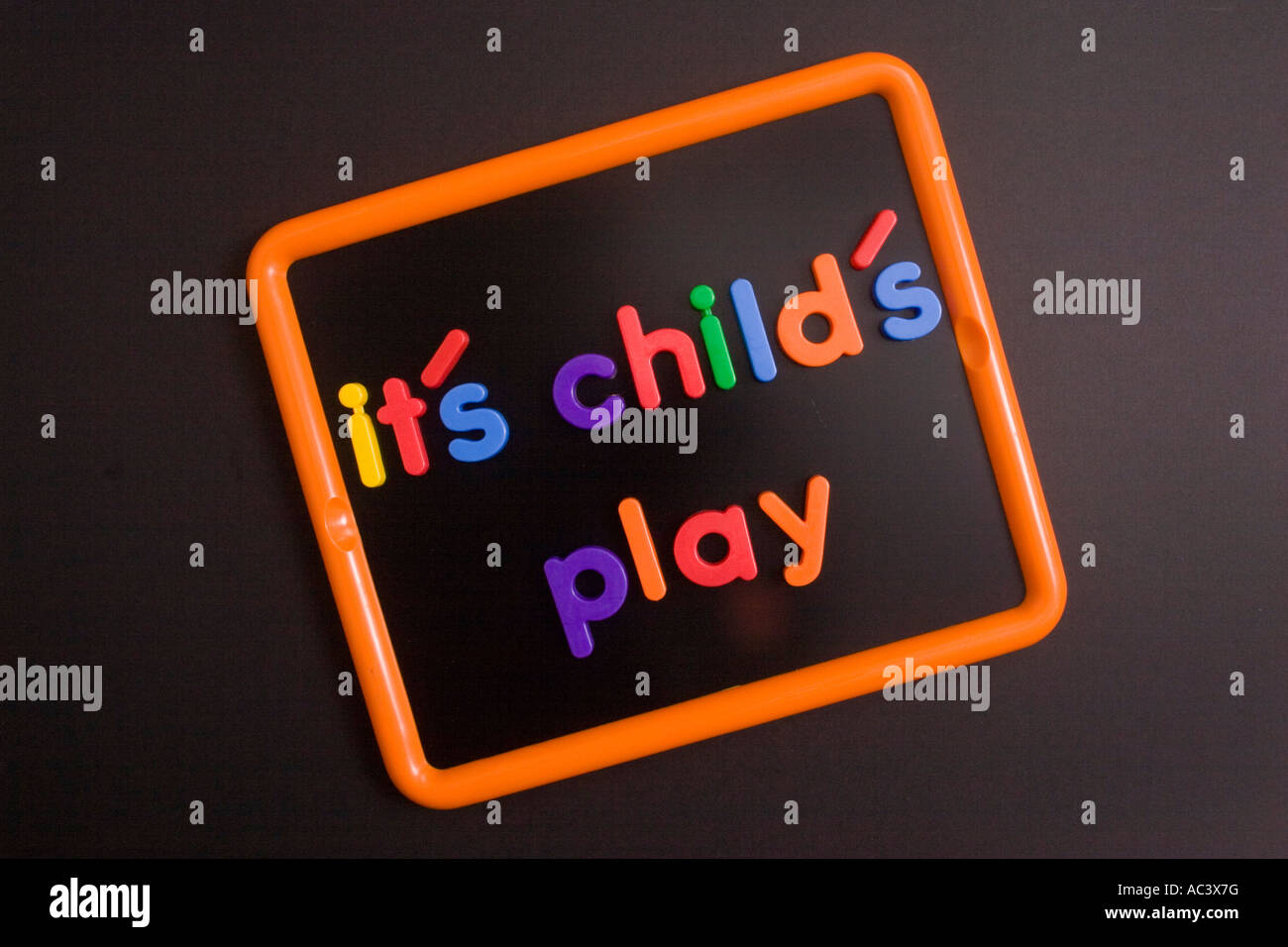È un gioco da ragazzi, scritta con le lettere magnetiche per bambini di  Blackboard Foto stock - Alamy