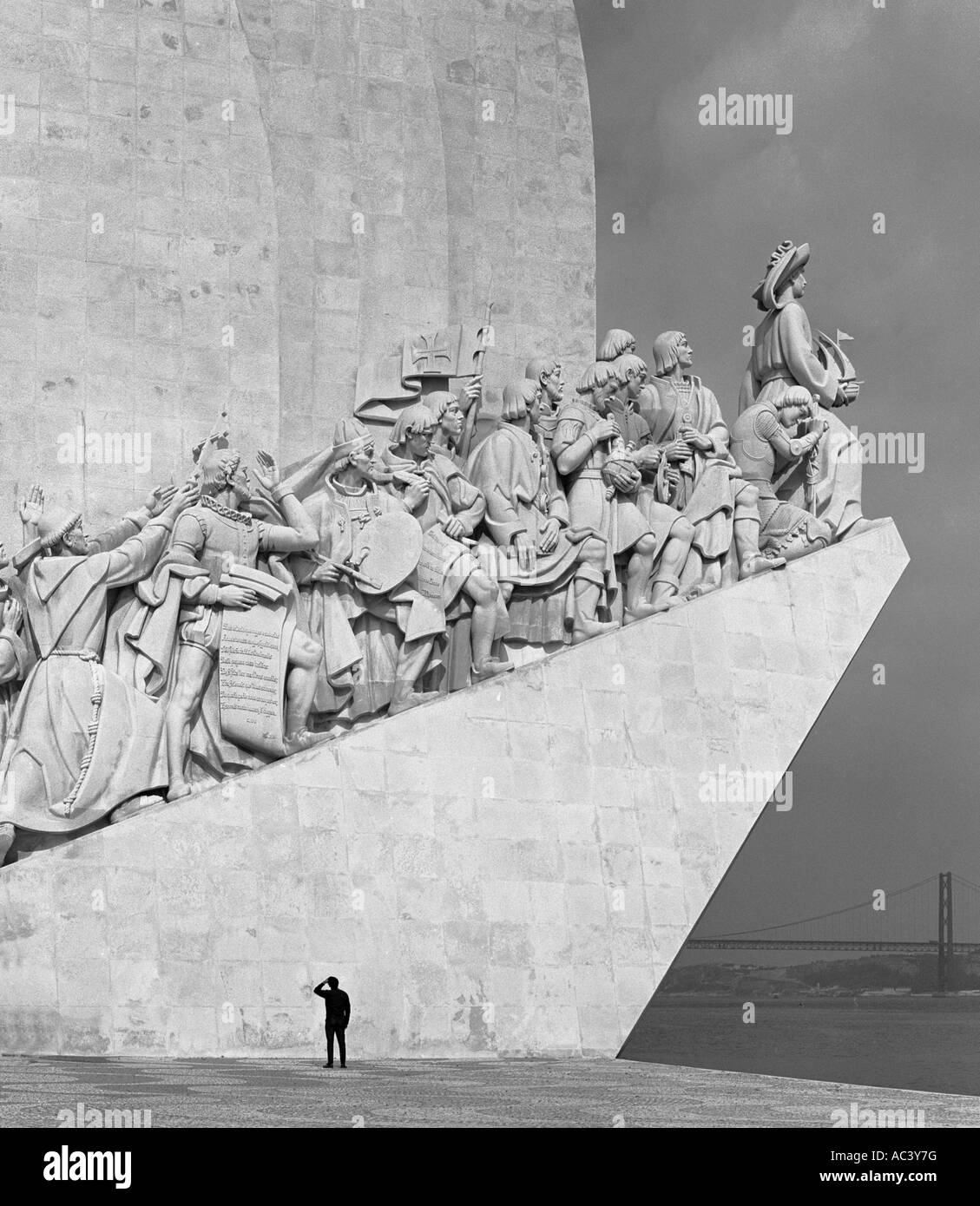 La statua di scopritori monumento sulle rive del fiume Tago a Lisbona Portogallo con lone figura guardando verso l'alto. Foto Stock