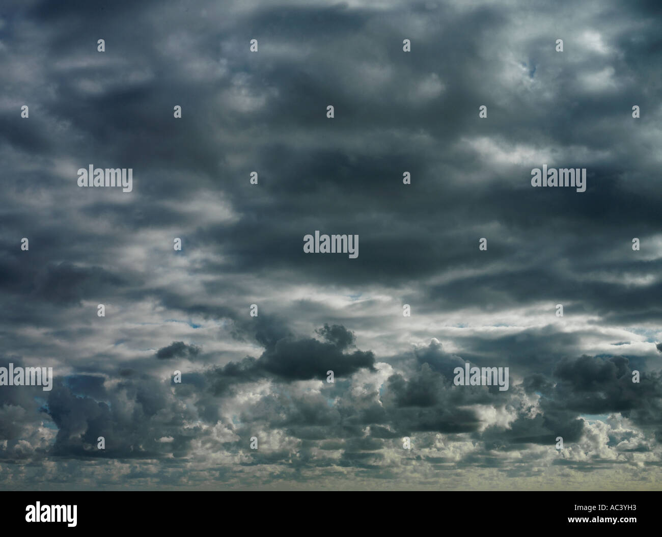 Tempestoso cielo molto nuvoloso Foto Stock