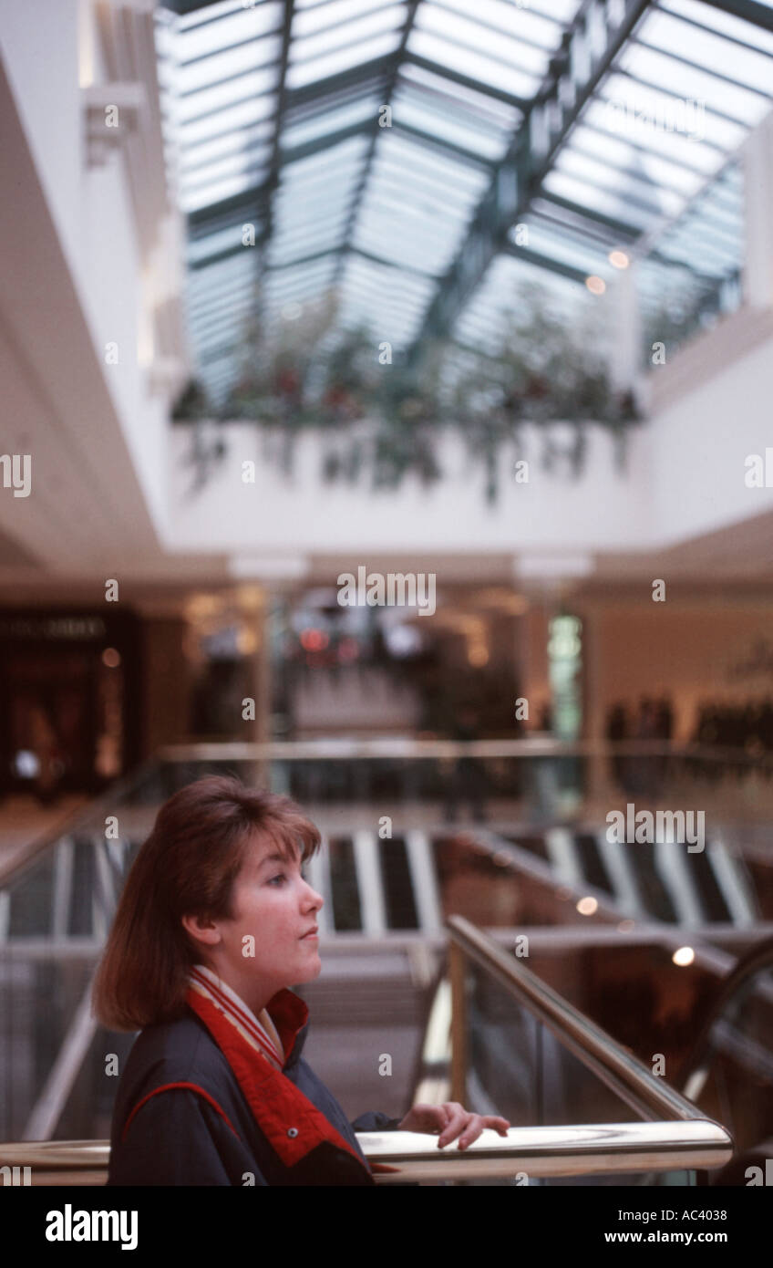 Ritratto di profilo di una giovane donna in un centro commerciale per lo shopping Foto Stock