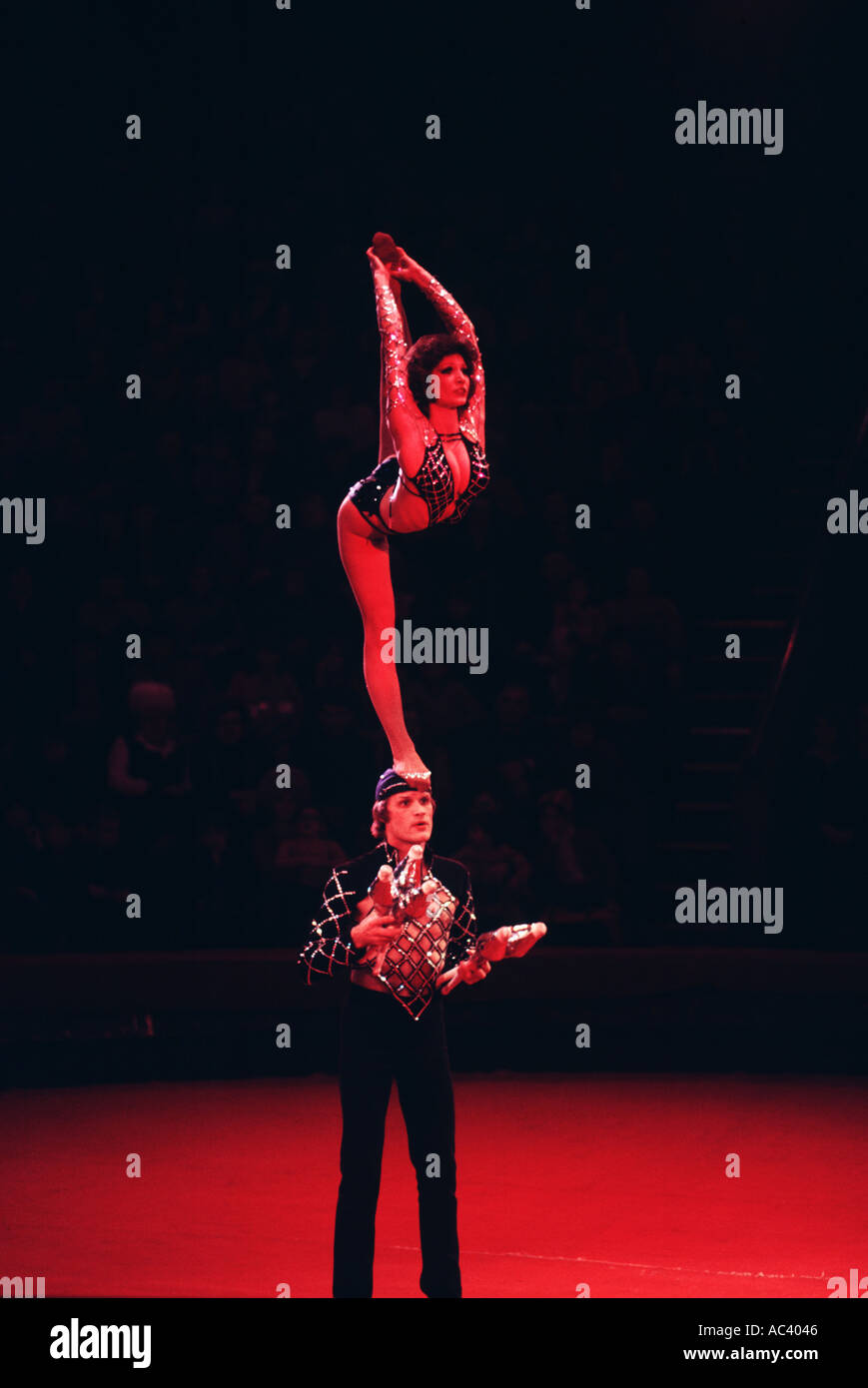 Uomo e donna artisti del circo di Kiev in Ucraina la donna è in piedi in equilibrio sulla testa dell'uomo 1985 Foto Stock