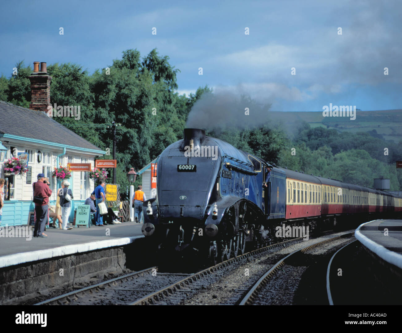 Il 'Sir Nigel Gresley' locomotiva a vapore che arrivano alla stazione di Grosmont, North Yorkshire, Inghilterra, Regno Unito. Foto Stock